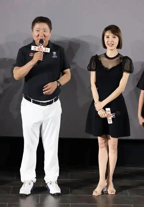 金巧巧一家四口北京亮相,儿子贵气女儿漂亮,啤酒肚老公巨抢眼