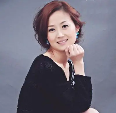 中年的长脸女人什么样的短发发型好看图片