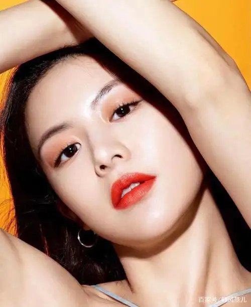 韩国高允真的热烈红唇美照超好看,气质型的美女是人见人爱呢