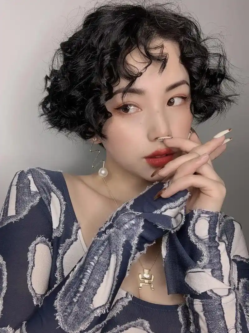 发型 #烫发 短发小卷烫 ,这个发型总给我一种"小老板娘" - 抖音