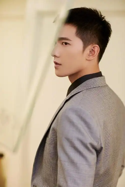 原创杨洋最新款寸头造型亮相清爽干练发型尽显俊朗英气的型男魅力