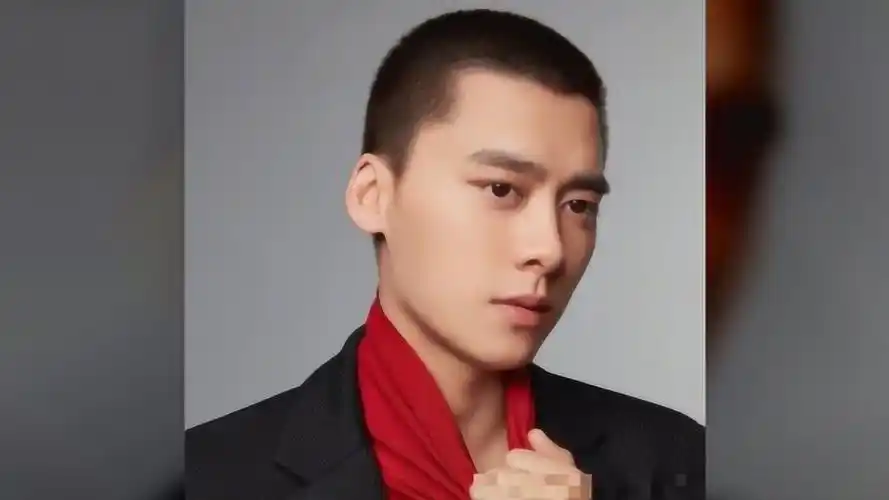 本以为李易峰"寸头杀"够撩人,谁知又来"侧颜杀",心要化了