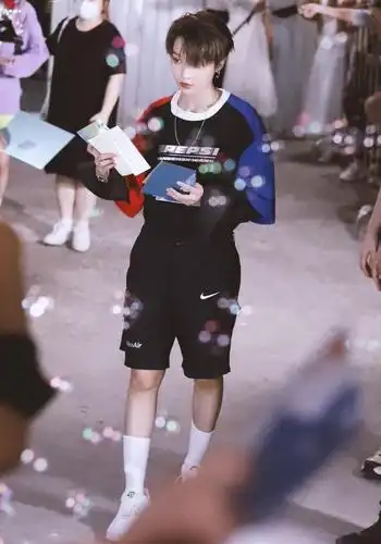 刘雨昕的个性打扮,不管是中性装扮还是热辣女装,都酷帅迷人