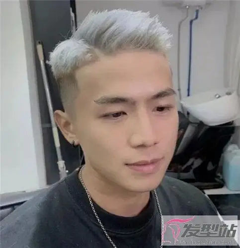 铲青发型男生银白色染发这款非主流系的染发,发品定位的二八分刘海