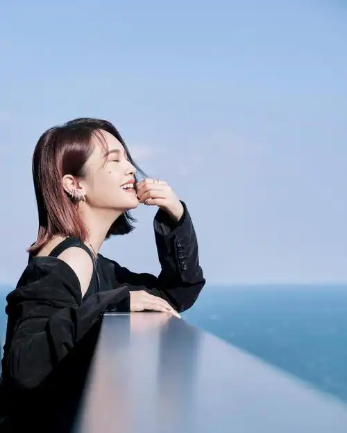 杨丞琳身穿黯黑长裙 雅怀清韵温柔秀逸|杨丞琳_新浪新闻