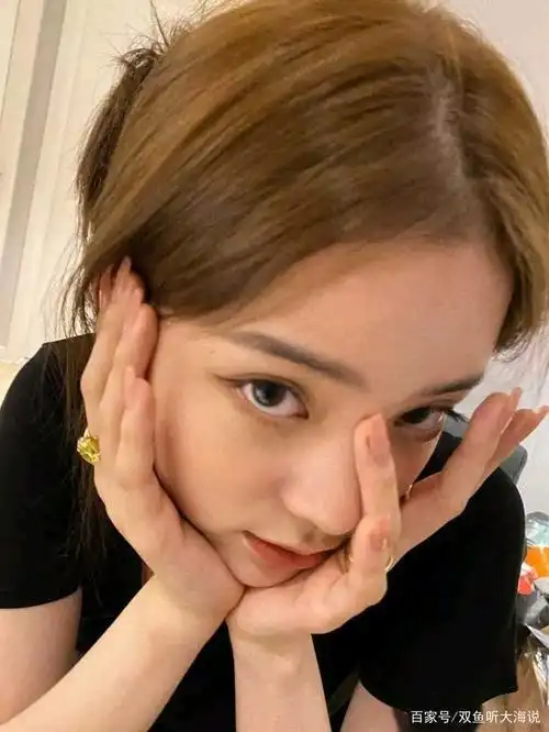 二十岁的欧阳娜娜第一次染黄色头发,你说仙不仙?