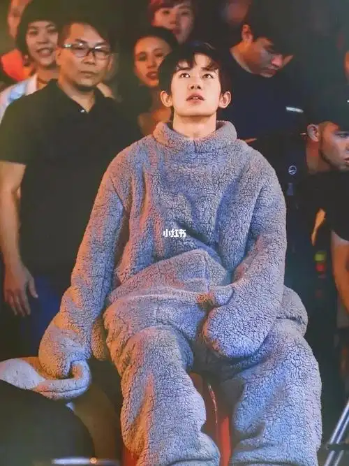 壁纸分享  #套图壁纸  #易烊千玺