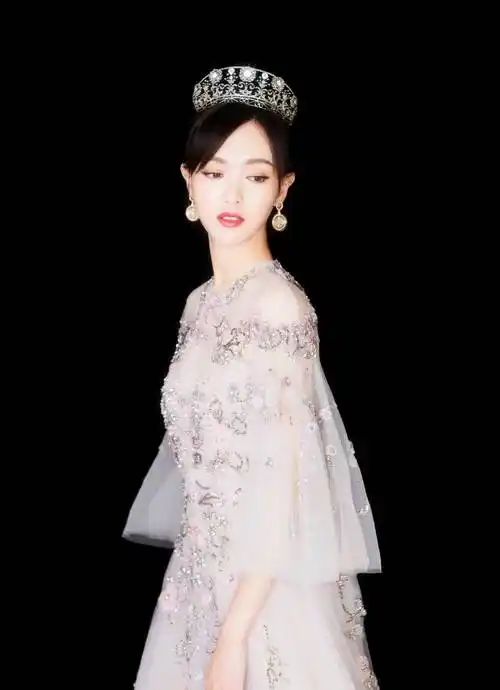 粉色纱裙配皇冠复古迷人,在逃公主甜入心坎_美得_星点_低调
