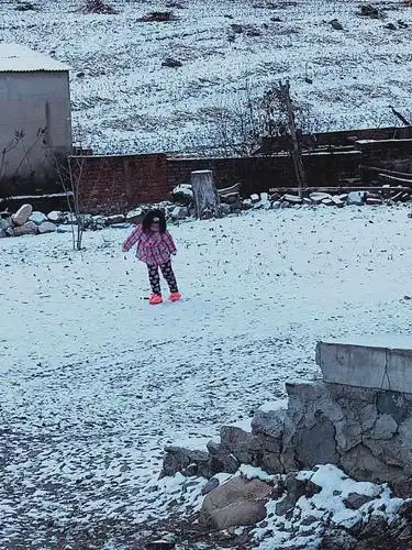 下雪了,孩子是最高兴的,一个可爱的小女孩,穿着漂亮的拖鞋,蹒跚在雪地