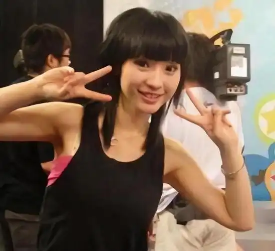 柳岩早期旅游照片曝光,惊艳衣着引万人围观!