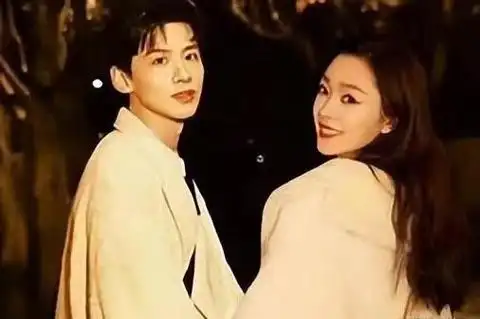 宋轶回京直奔白敬亭家大方被拍不躲闪空车驶离小区