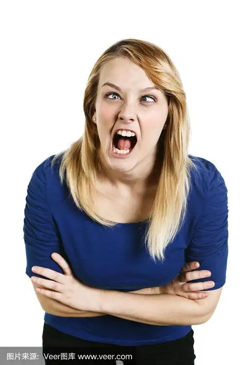 漂亮的年轻金发女郎调皮地做疯狂的鬼脸