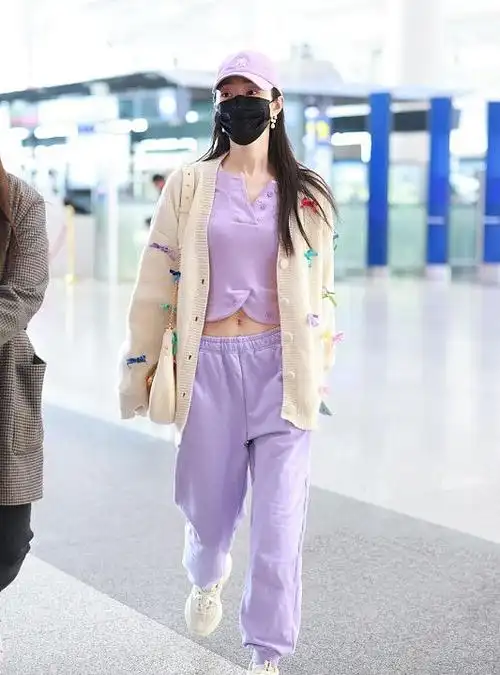 32岁宋轶现身走机场紫色露脐装露出白皙蛮腰淡妆出门也迷人
