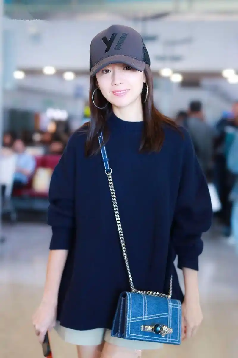 2019年4月10日,董洁现身北京机场,当天她身穿藏蓝色毛衣搭配卡其色