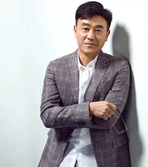 回顾何冰曾每月工资99元今成视帝娶初中同学每一分钱都上交