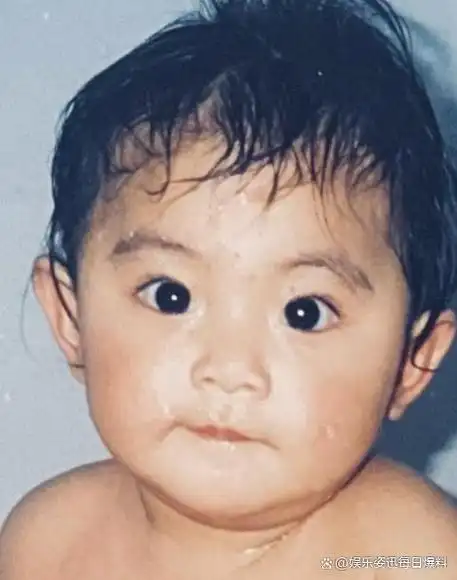 韩国人气女团twice的台湾籍成员周子瑜昨晚在instagram上载7张童年