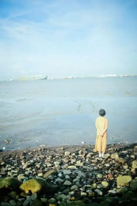 若我忘不了他 我便剪了短发在海边 让海风将我的爱吹散