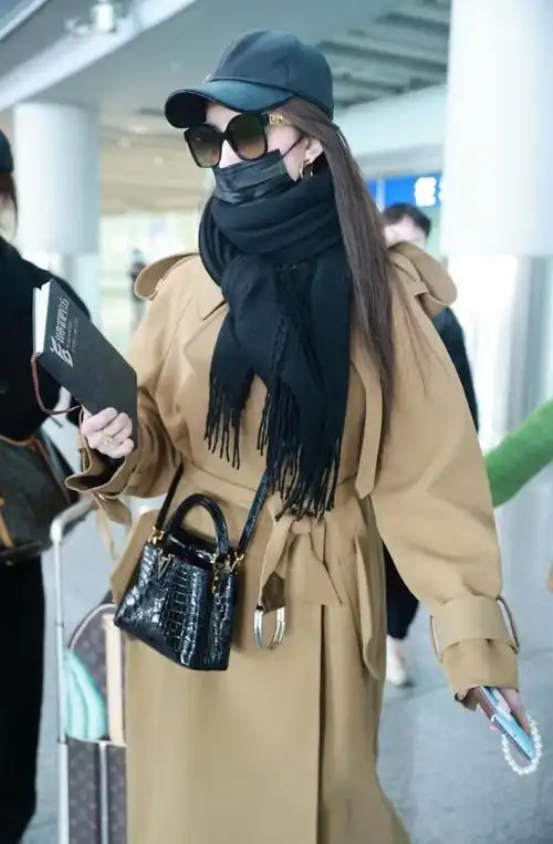 刘亦菲结束巴黎看秀归国,穿驼色风衣配黑色打底裤,休闲时尚