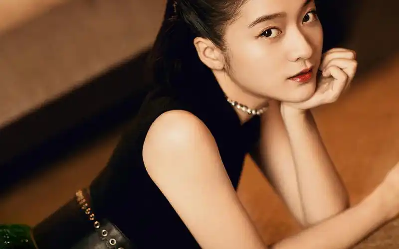 张雪迎知性优雅写真,天真浪漫和复古名伶感!