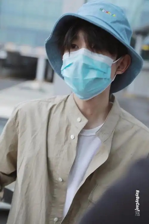 王源最新街拍,口罩也挡不住的帅气!