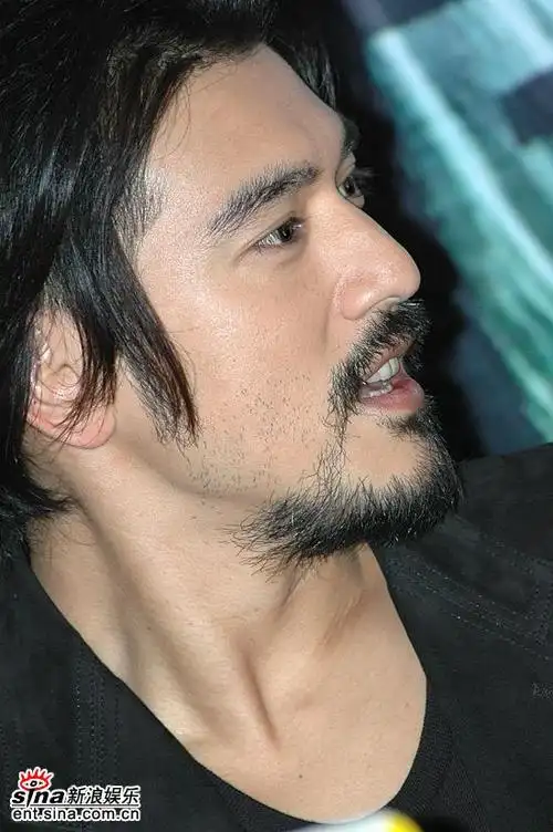 图文:《伤城》广州宣传--金城武蓄须野性魅力