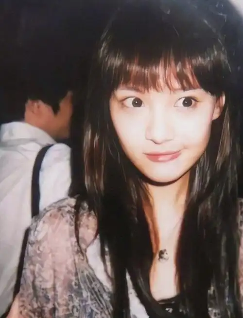 27岁郑爽再剪10年前出道时的发型浓眉大眼有种楚雨荨既视感