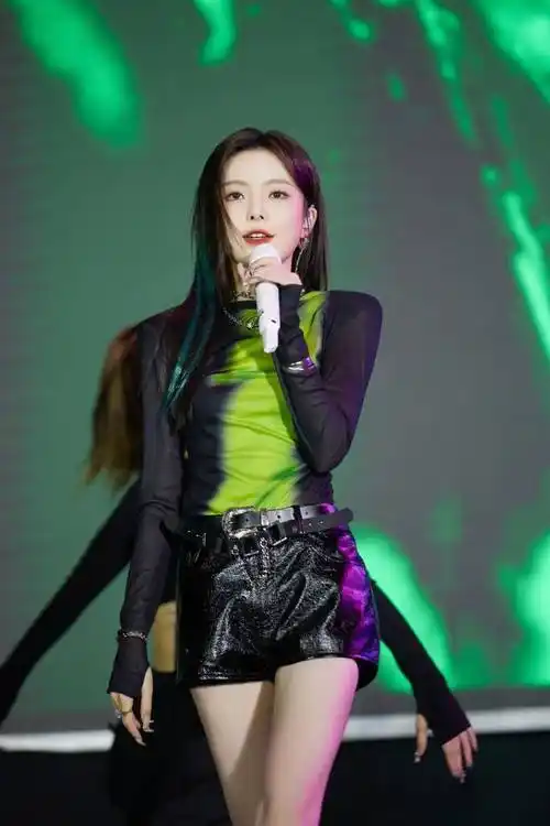 硬糖少女303陈卓璇"荧光绿"造型又飒又魅太绝啦!_舞台_风格_写真