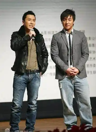 释小龙7岁被邀请当嘉宾为成龙颁奖两张合影解释他为何如今不红