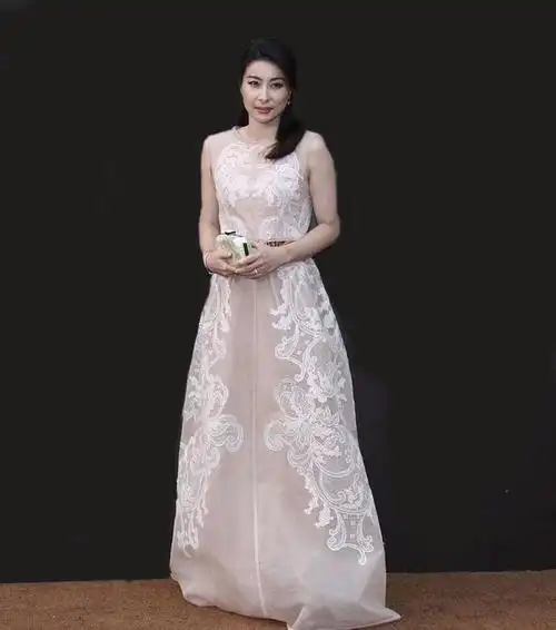 郭晶晶气质太好了!一袭裸色刺绣裙高级大气,美得让人移不开眼睛