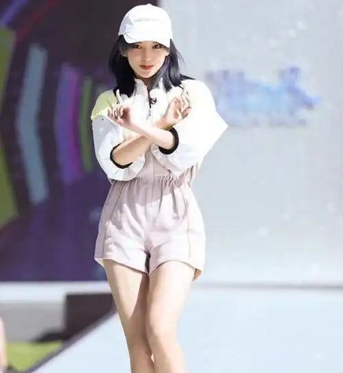 《奔跑吧》终于拿出杀手锏,baby肉色连衣裙,直角肩太迷人|杨颖|肉色