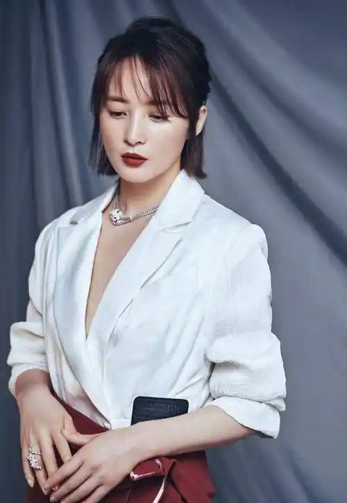 45岁蒋勤勤近照美得不敢认!