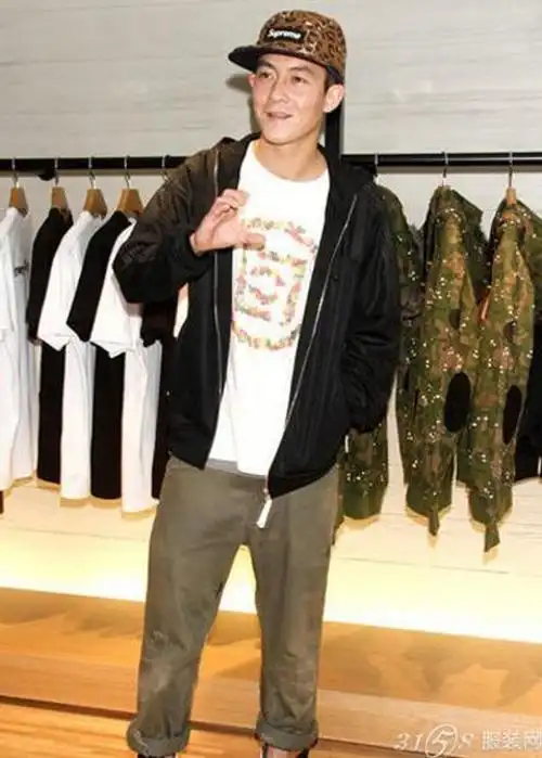 的香港,确实引领了两岸三地年轻人的穿搭风格,除了上述 4 位男星之外