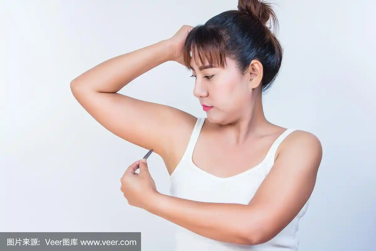 用镊子拔腋毛的女人