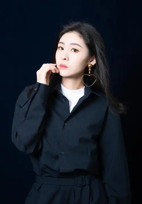 张碧晨生女风波后首亮相,穿抹胸裙大秀好身材,气质从少女变成熟