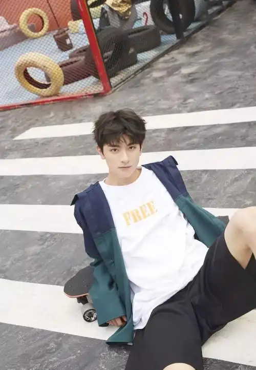 星座:摩羯座身高:187cm生日:1999年1月11日姓名:林一·个人资料他是