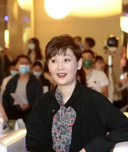 53岁徐帆越来越懂穿,印花裙配小开衫温婉动人,冯小刚真有福气