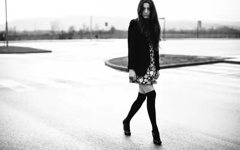 欧美黑白长发美女宽屏电脑桌面壁纸下载