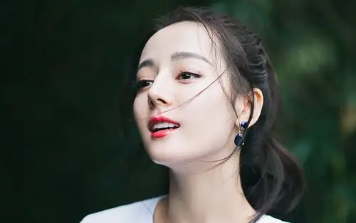 迪丽热巴甜美白衫短裙壁纸-美女壁纸-高清美女图片-第2图-娟娟壁纸