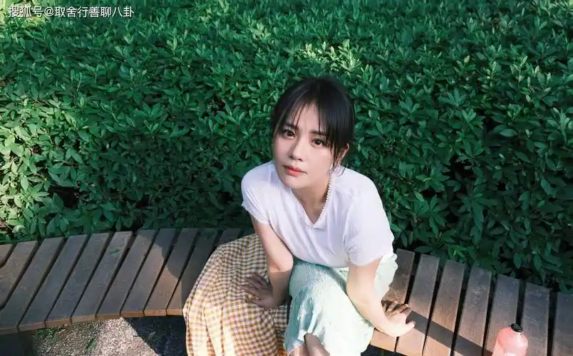 女星马思纯晒公园随拍,一双美腿超吸睛,20天瘦了20斤_照片_网友_上衣