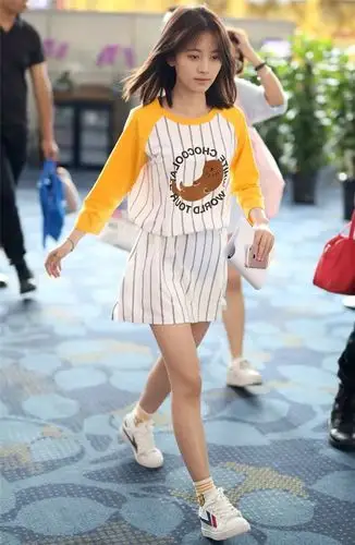 一穿t恤裙就像穿睡衣出门?景甜鞠婧祎来教你搭,时髦感满分