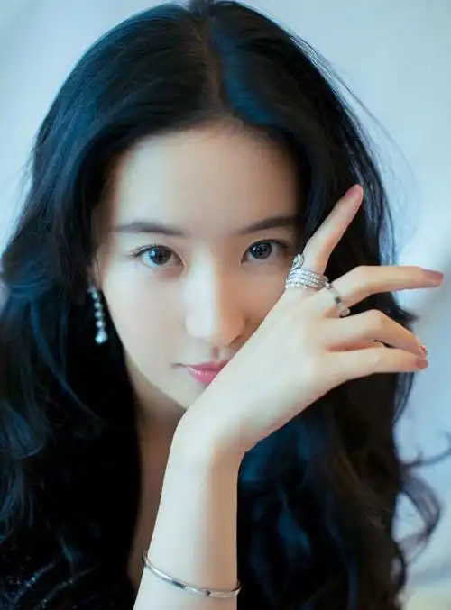 刘亦菲示范穿搭黑色西装变身女总裁神仙姐姐也能霸气十足