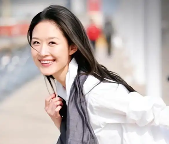 她演"坏女人"出名,撞脸刘亦菲,抢热巴风头,却始终不温不火