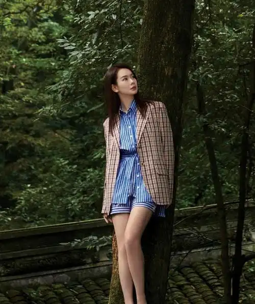 戚薇成穿搭博主蓝色泰迪熊大衣配长筒靴亮眼吸睛气场1米8