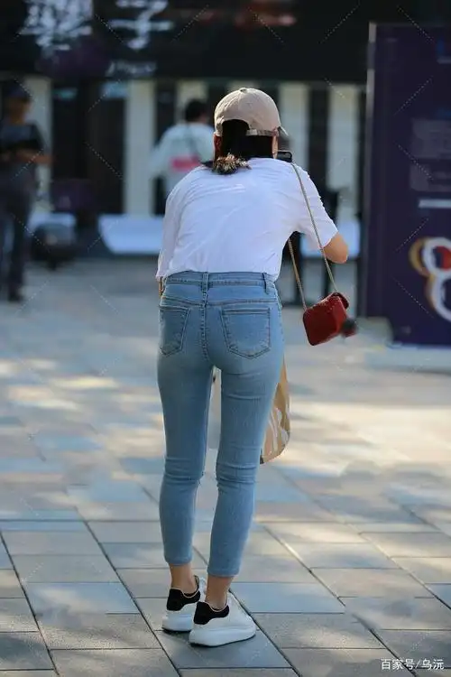 白色圆领短袖宽松t恤搭配牛仔裤,简约风格的穿搭