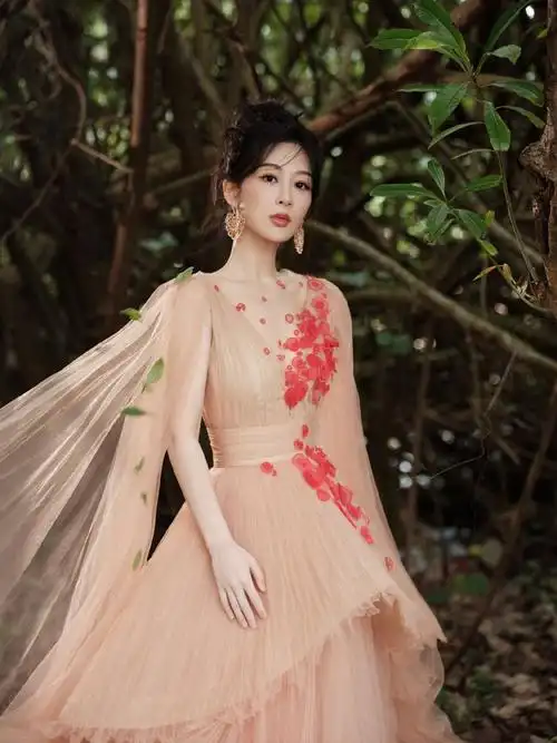 内娱最美童星杨紫时装写真大赏,真不愧是当过王母徒弟的女人啊