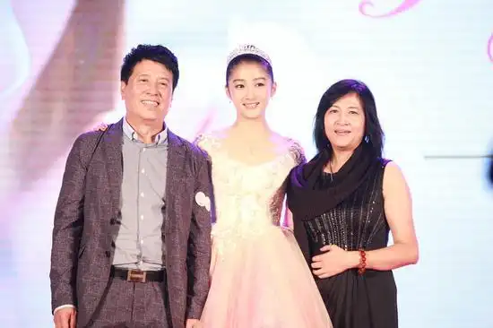 关晓彤:拍吻戏学英语两不误