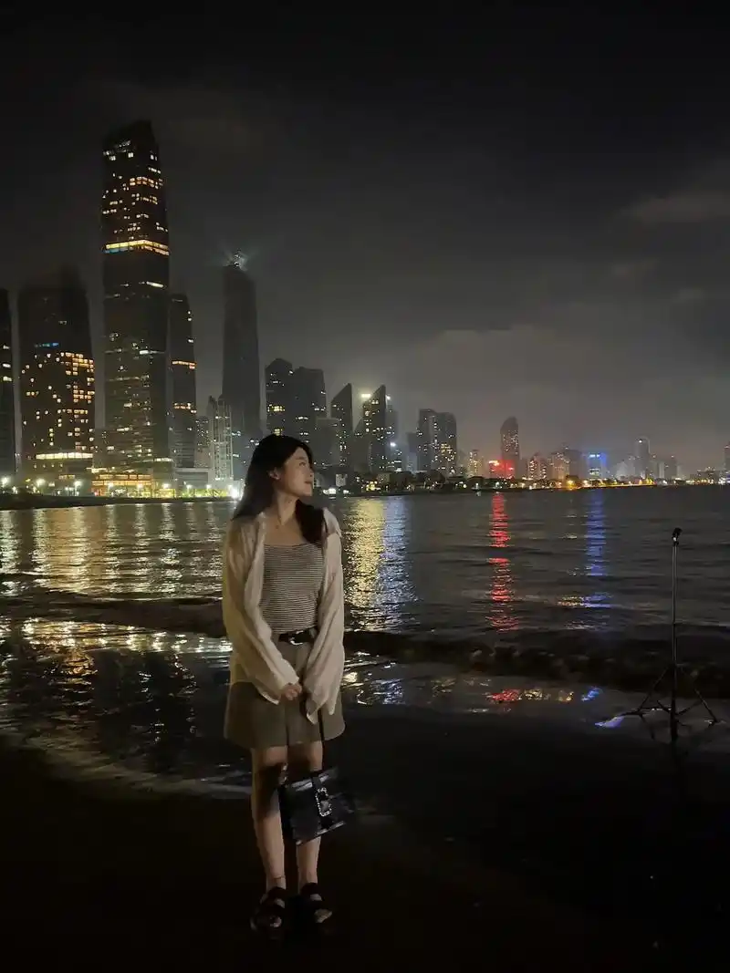 海边的风中写满了自由 #海边夜景 #晚风很温柔 #背影 #青 - 抖音