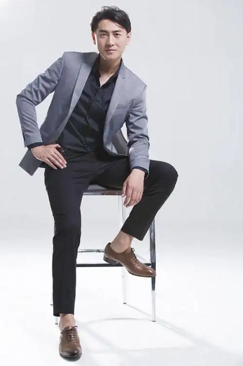 东方人,成年人,一个人,竖图,留白,正面,时尚,信心,椅子,北京,中国