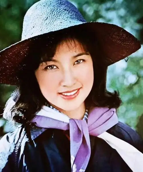 还是"原装"的刘晓庆更好看!年轻时娇嫩可人,脸不僵硬穿衣时髦