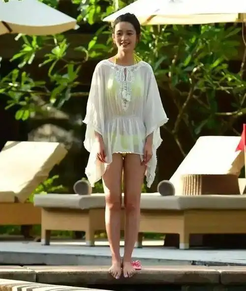 李沁泳装照大放异彩,宛如水中精灵,笑容像阳光一样温暖人心!